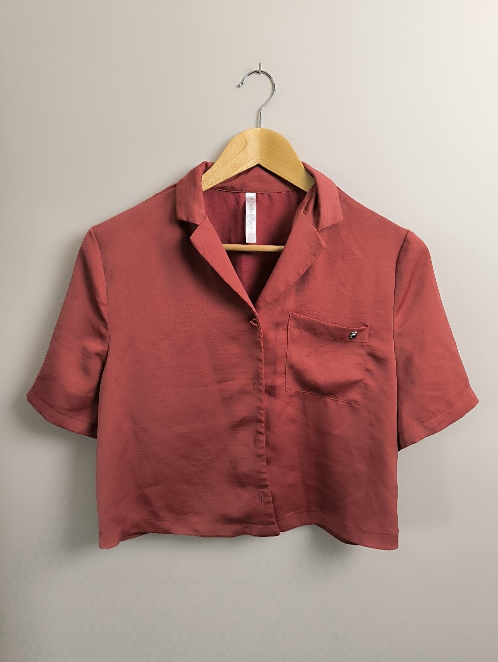 Fabletics Short-Sleeve Cropped Button-Down in Brick Red S